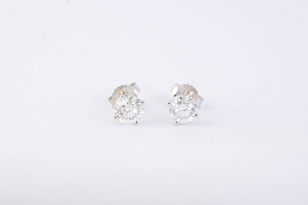 Louis Vuitton Idylle Blossom Diamond Earring in 18k Yellow Gold 0.04 CTW  For Sale at 1stDibs