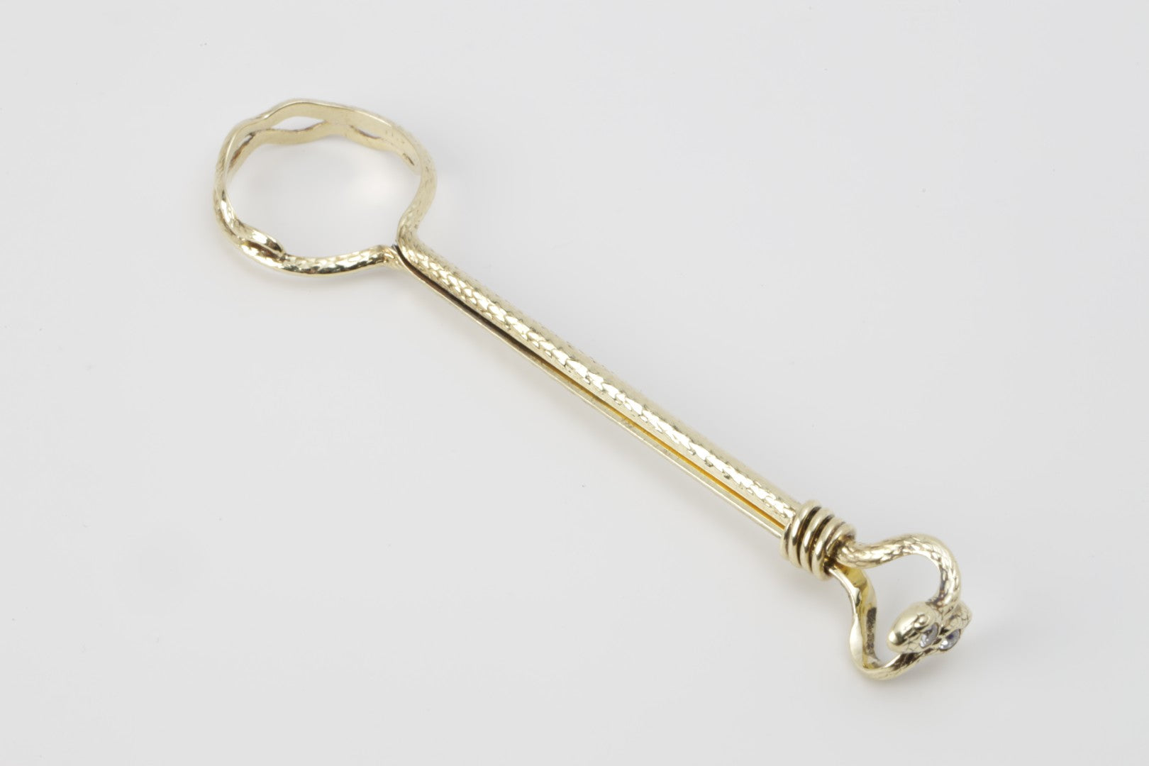 cigarette holding ring 14k Yellow Gold 0.06tcw Diamond Snake Cigarette Holder Ring Size 6 (8.09g.) cigarette holding ring 14k Yellow Gold 0.06tcw Diamond Snake Cigarette Holder Ring Size 6 (8.09g.)